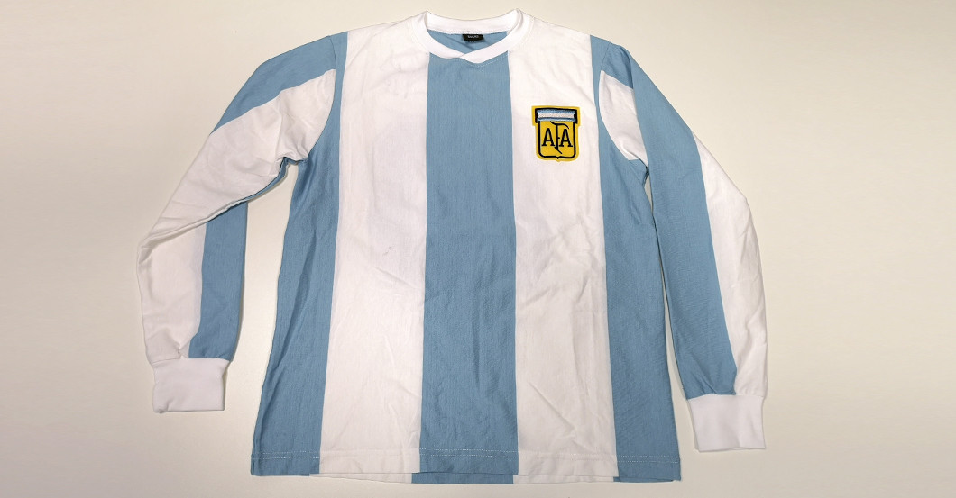 World Cup Top Scorer Mario Kempes Donated a Argentina Jersey