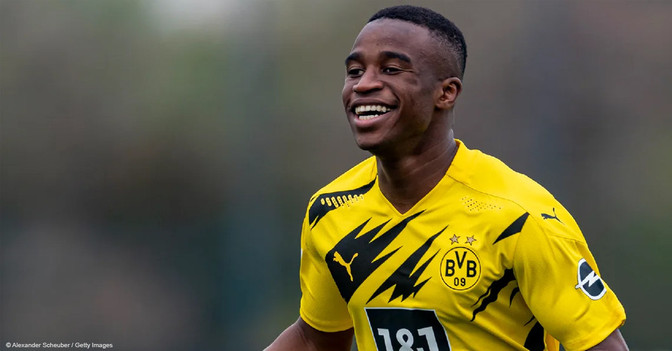  Moukoko Trikot teamsign 