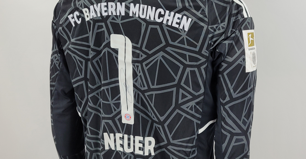 FCB-Keeper Manuel Neuer signiert Torwarttrikot zum Meistertitel