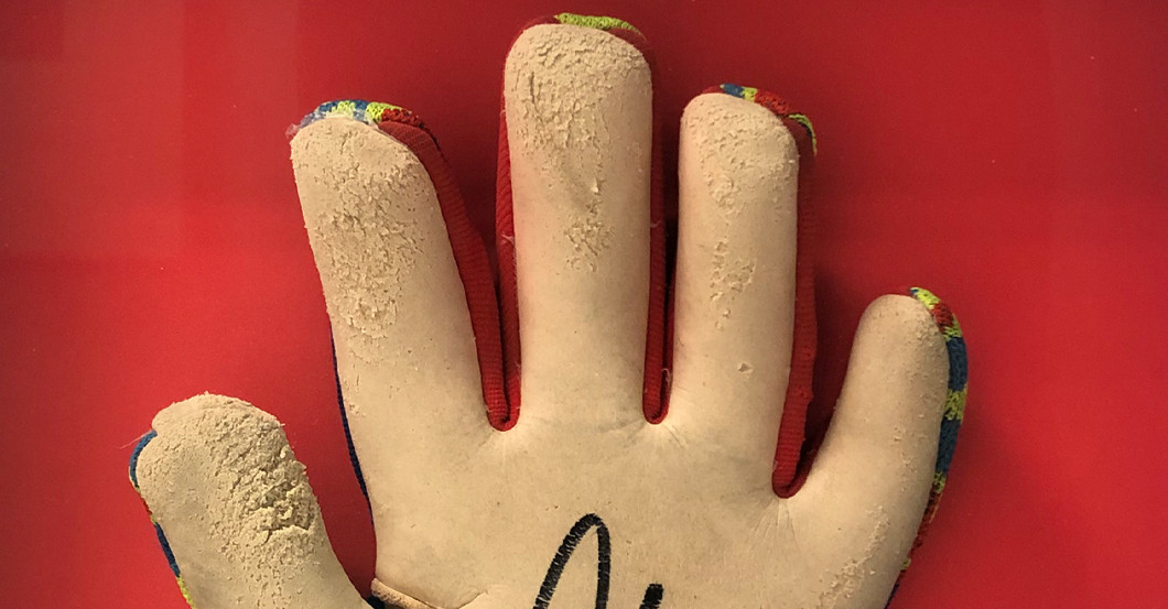 Neuer Handschuh getragen   Neuer Handschuh getragen