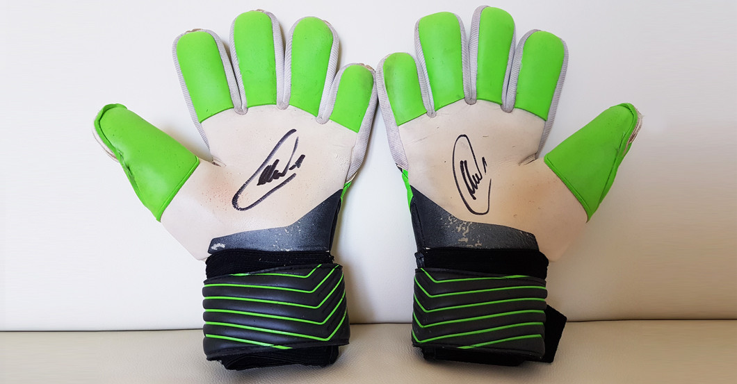  Neuer Handschuhe getragen 