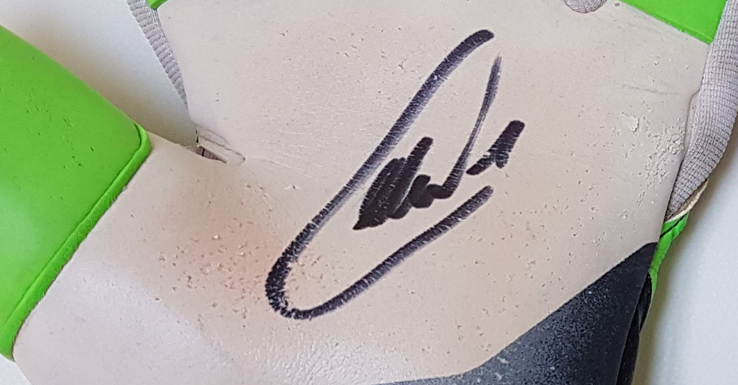  Neuer Handschuhe getragen 