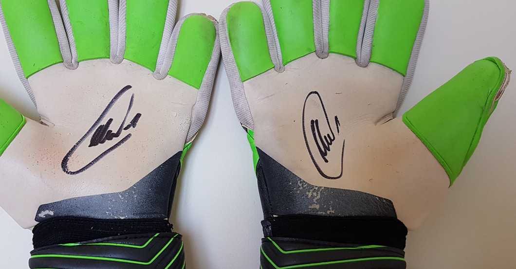  Neuer Handschuhe getragen 