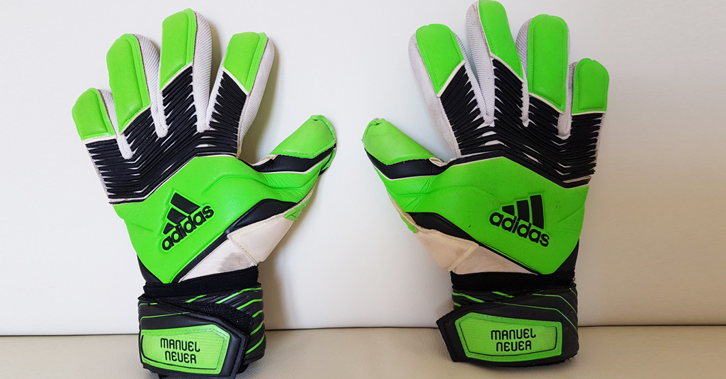  Neuer Handschuhe getragen 