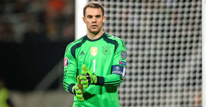  Neuer Handschuhe getragen 