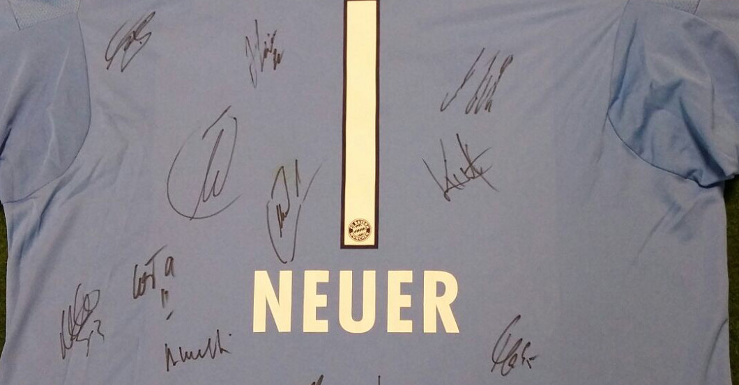 Neuer Trikot teamsigniert   Neuer Trikot teamsigniert