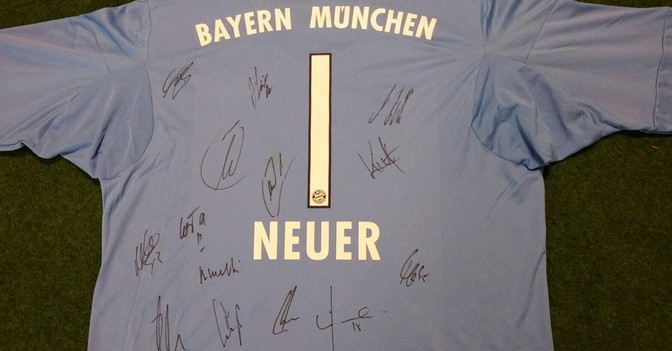 Neuer Trikot teamsigniert   Neuer Trikot teamsigniert