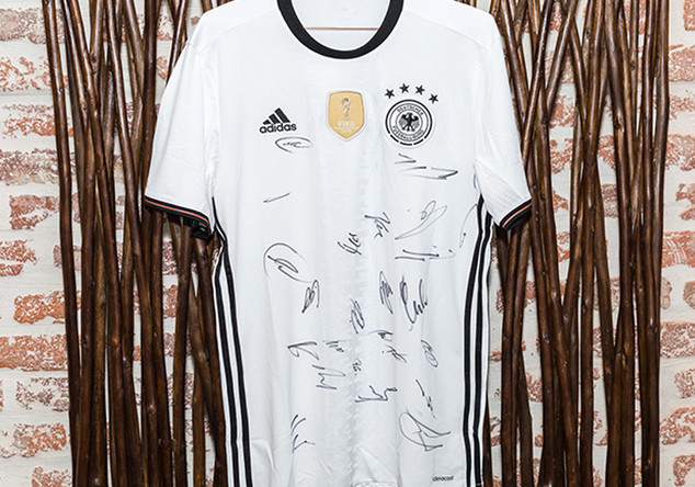 Neues DFB-Trikot signiert   Neues DFB-Trikot signiert