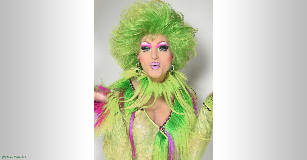 Olivia Jones Kuss   Olivia Jones Kuss