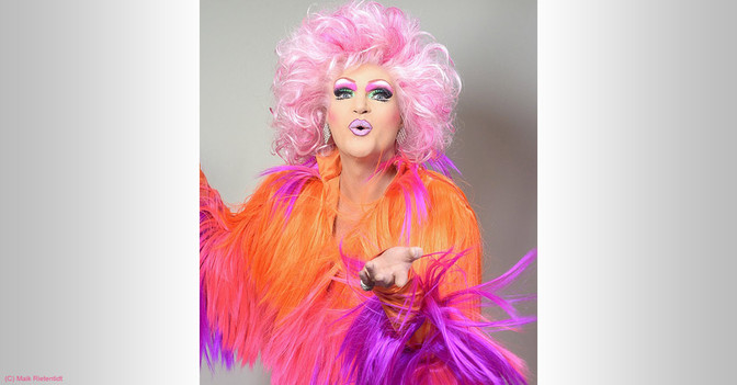 Olivia Jones Kuss   Olivia Jones Kuss