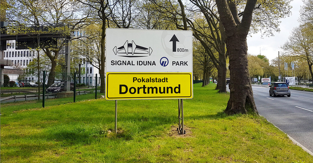  Pokalschild BVB signiert 