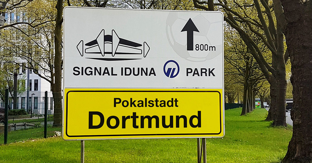  Pokalschild BVB signiert 