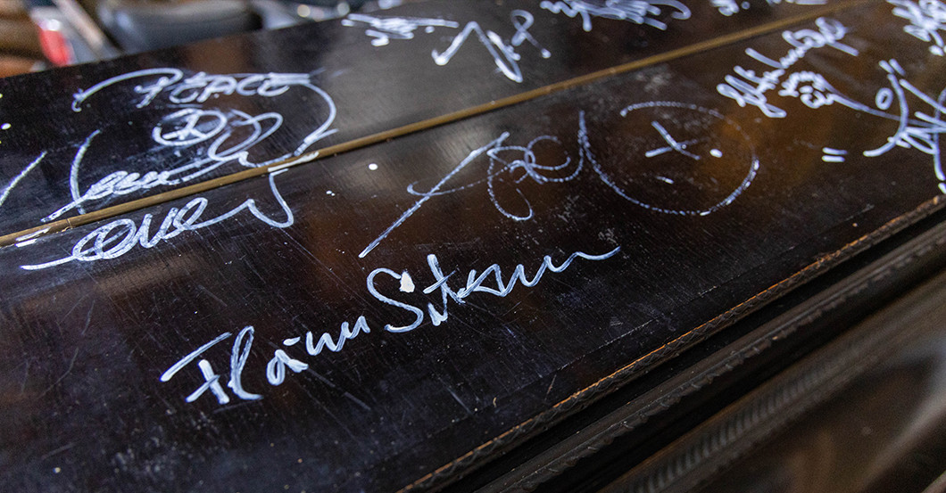  RTL Signiertes Klavier 