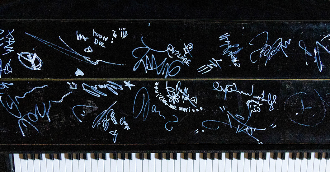  RTL Signiertes Klavier 