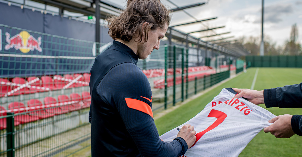  Sabitzer Ball und Trikot 