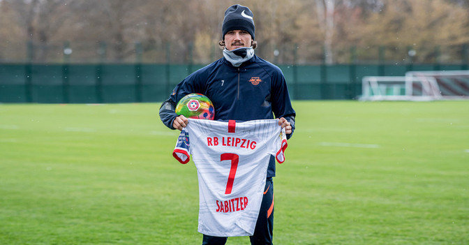  Sabitzer Ball und Trikot 