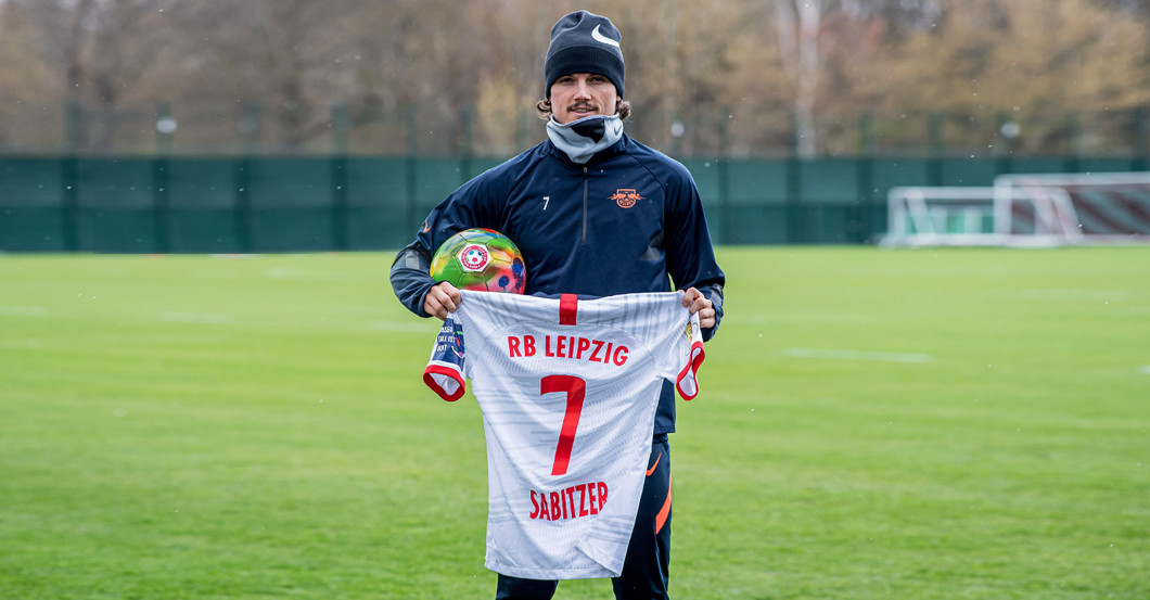  Sabitzer Ball und Trikot 