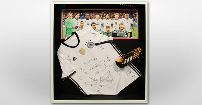  Schuh und Trikot Neuer 