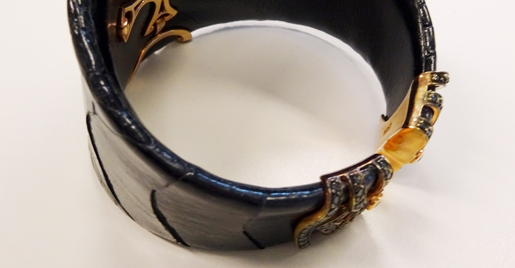 Schwarzer Armreif Kreuz   Schwarzer Armreif Kreuz