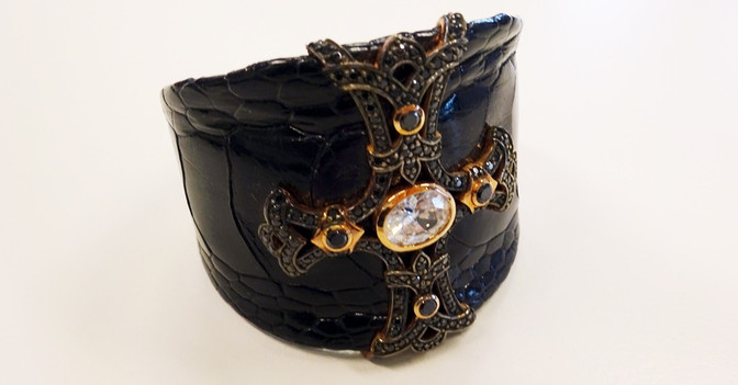  Schwarzer Armreif Kreuz 