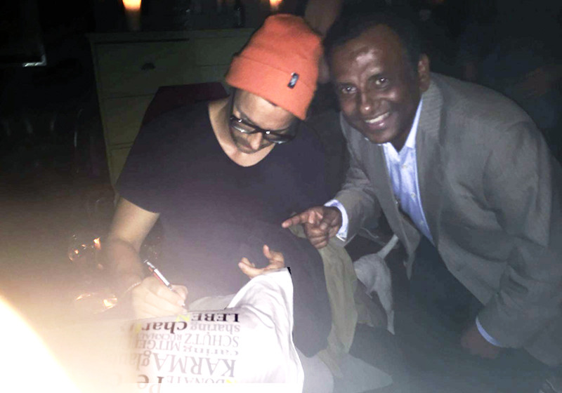  Shirt signiert von Promis 