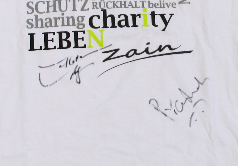  Shirt signiert von Promis 