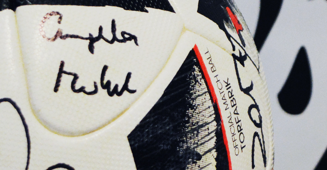 Signierter Ball Kanzlerin   Signierter Ball Kanzlerin