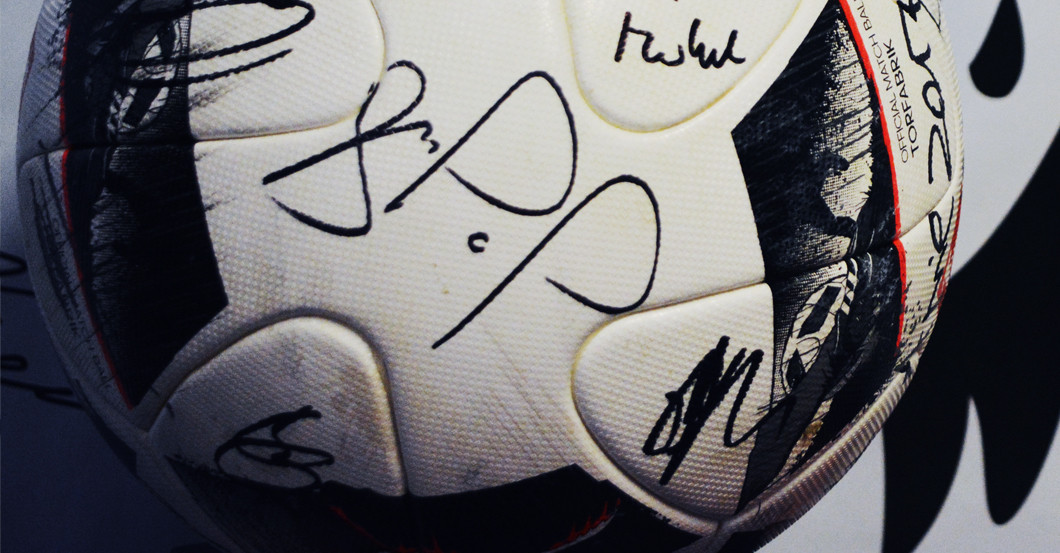 Signierter Ball Kanzlerin   Signierter Ball Kanzlerin