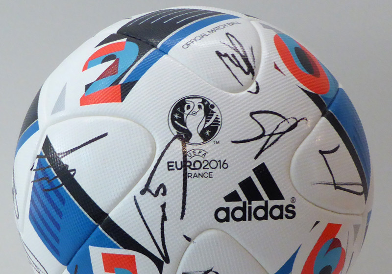  Signierter EM Spielball 