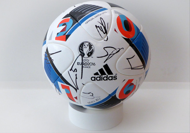  Signierter EM Spielball 