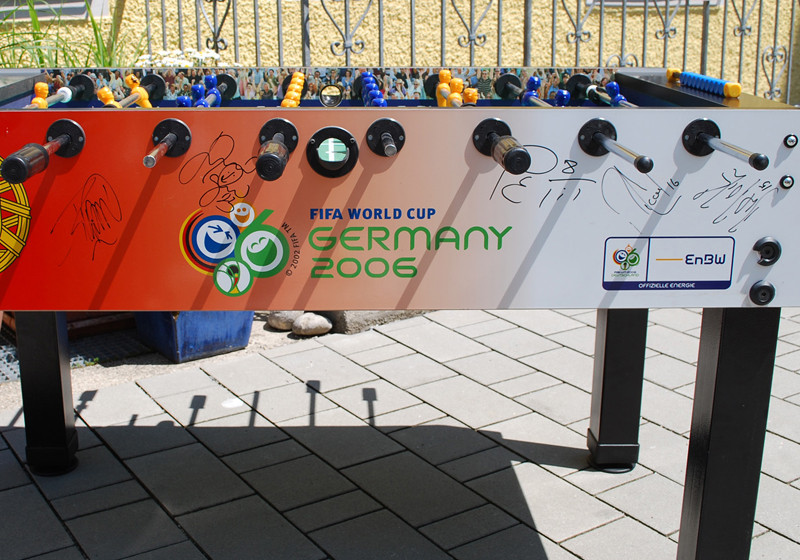 Signierter Kickertisch   Signierter Kickertisch