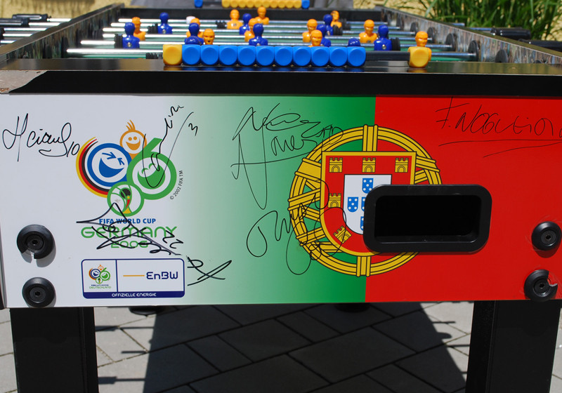 Signierter Kickertisch   Signierter Kickertisch