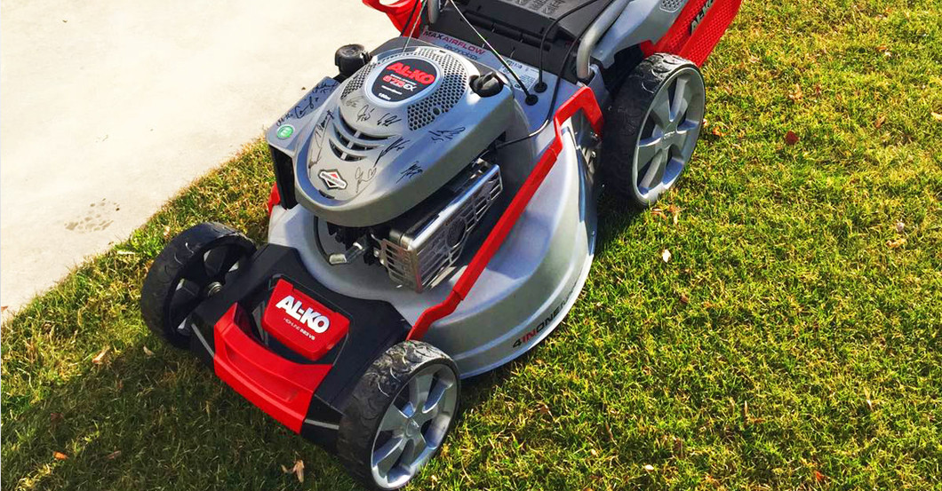 Signierter Rasenmäher   Signierter Rasenmäher