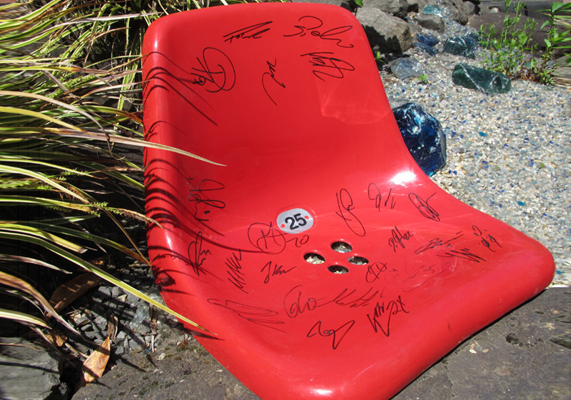 Signierter Stadion-Sitz   Signierter Stadion-Sitz