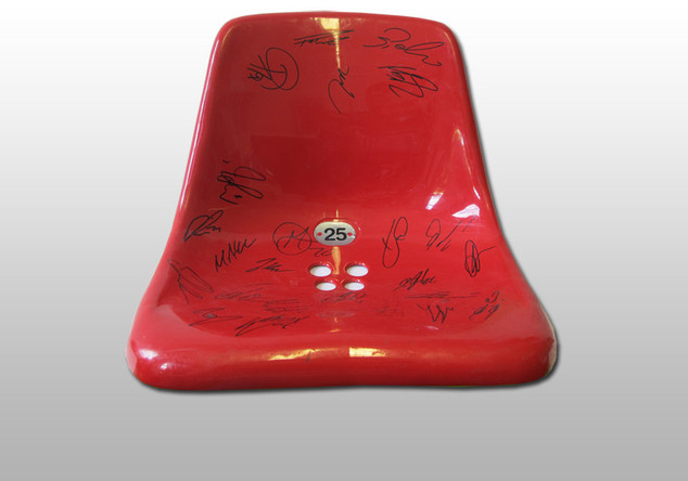 Signierter Stadion-Sitz   Signierter Stadion-Sitz