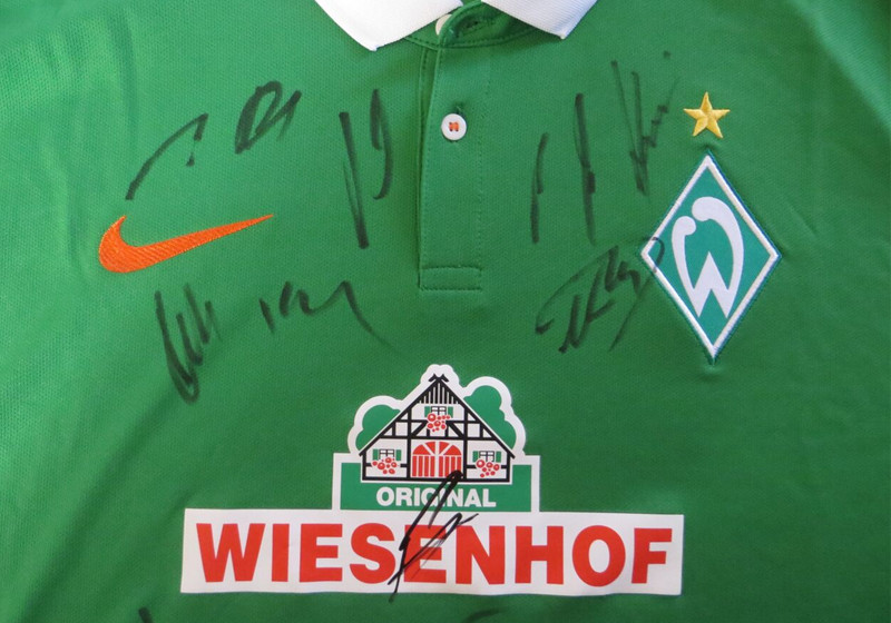  Signiertes Bremen-Trikot 