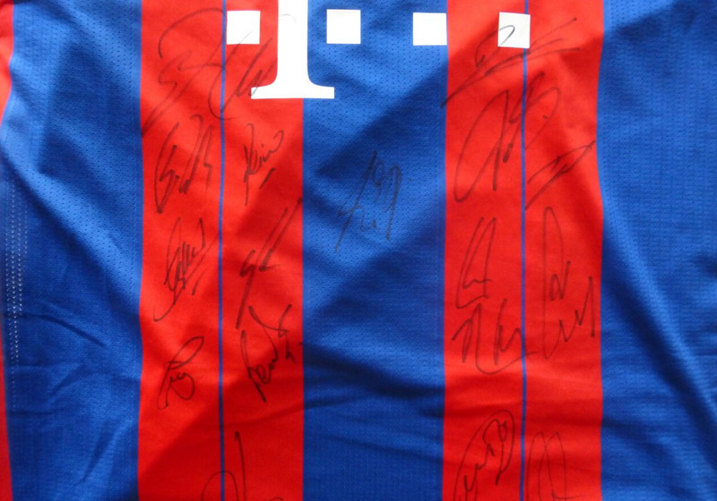  Signiertes FCB Heimtrikot 