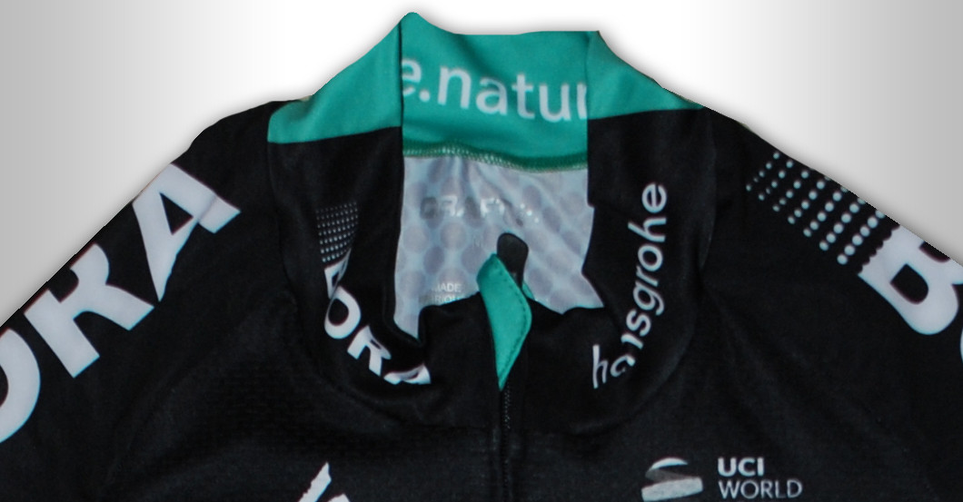  Signiertes Teamtrikot 