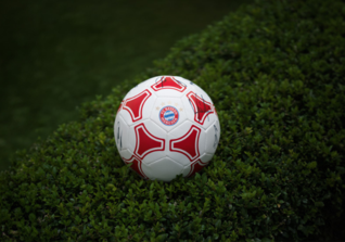  SO weiß roter Fußball 4 