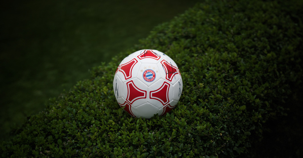 SO weiß roter Fußball 4   SO weiß roter Fußball 4