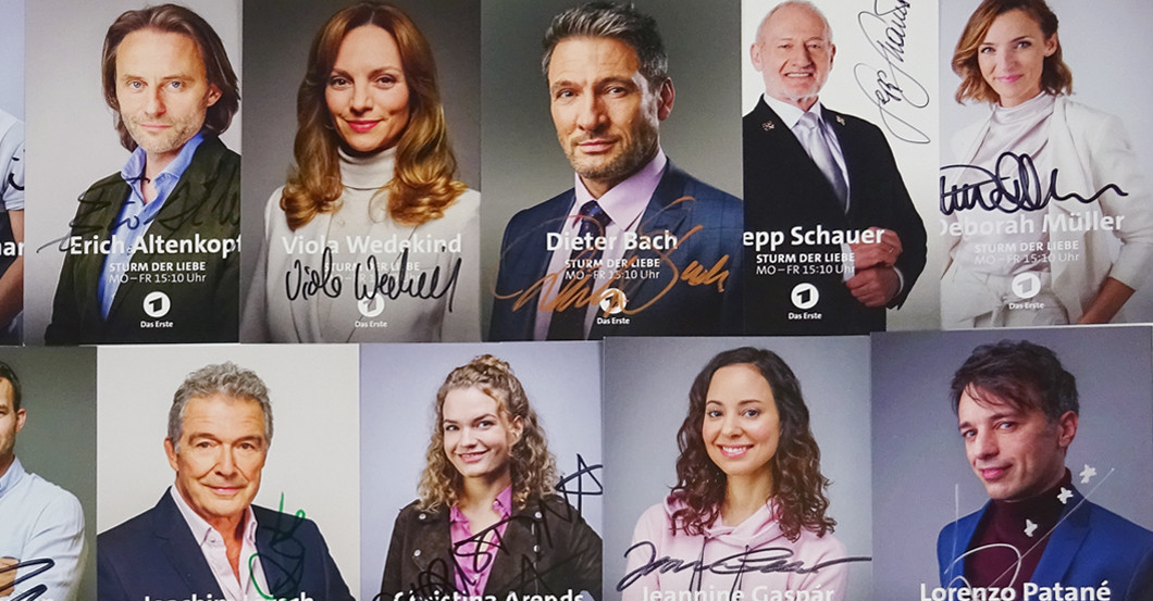 Die „Sturm der Liebe“Stars signieren Autogrammkartensatz