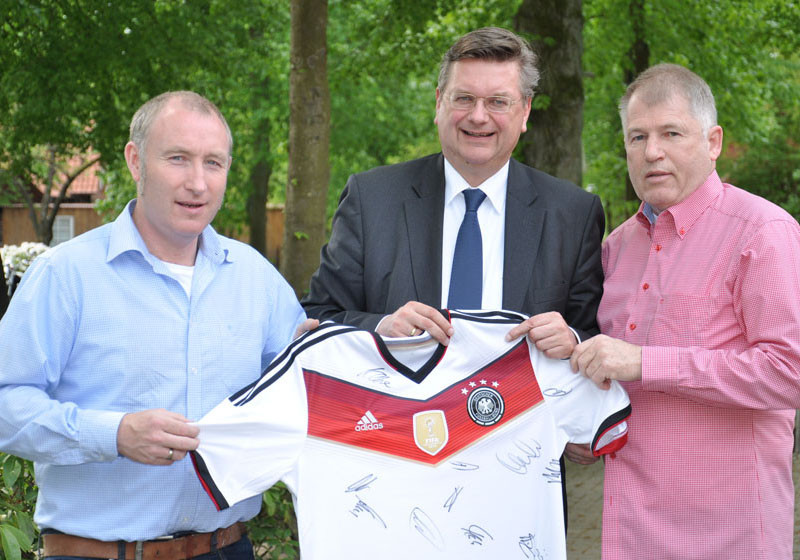 Teamsigniertes DFB Trikot   Teamsigniertes DFB Trikot