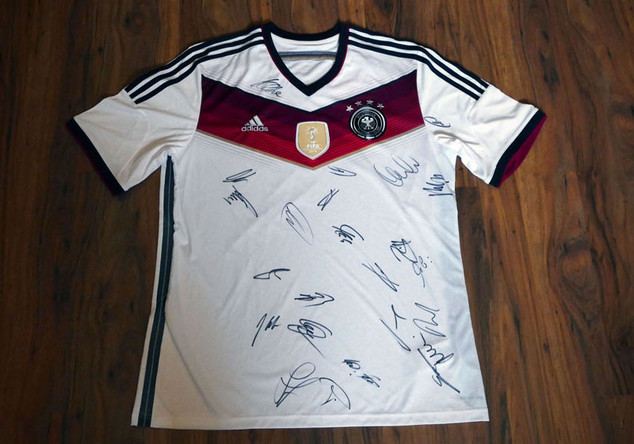 Teamsigniertes DFB Trikot   Teamsigniertes DFB Trikot