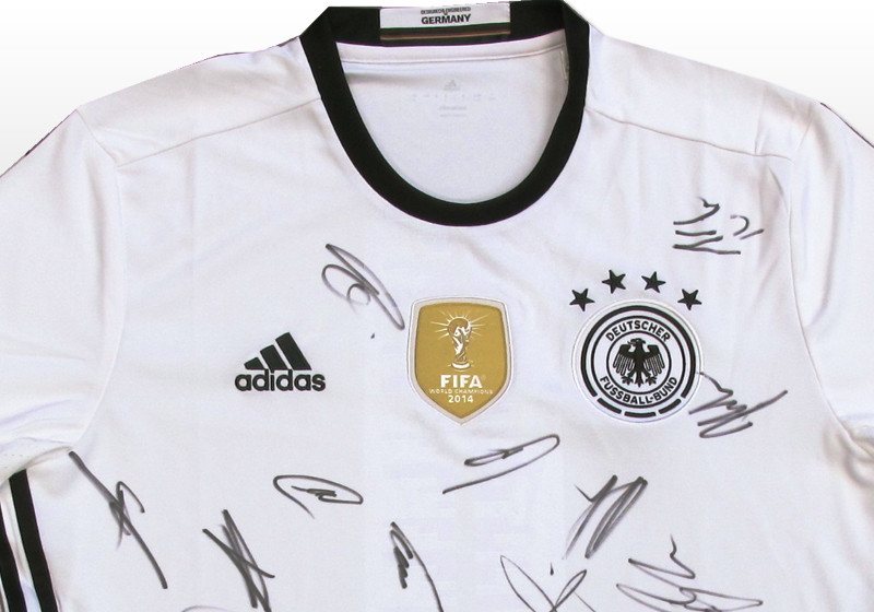  Teamsigniertes EM Trikot 