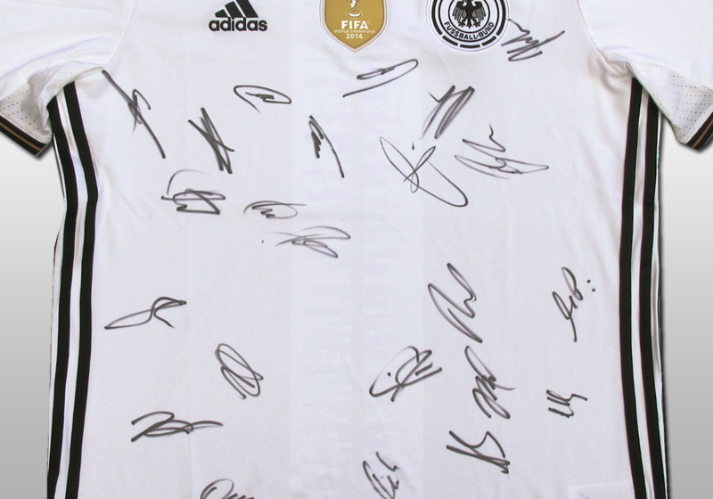  Teamsigniertes EM Trikot 