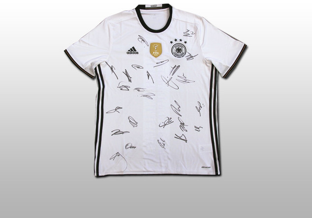 Teamsigniertes EM Trikot   Teamsigniertes EM Trikot