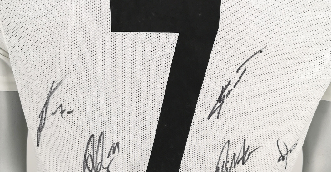  Teamsigniertes FCA Trikot 