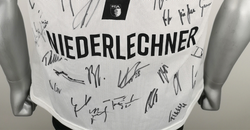  Teamsigniertes FCA Trikot 