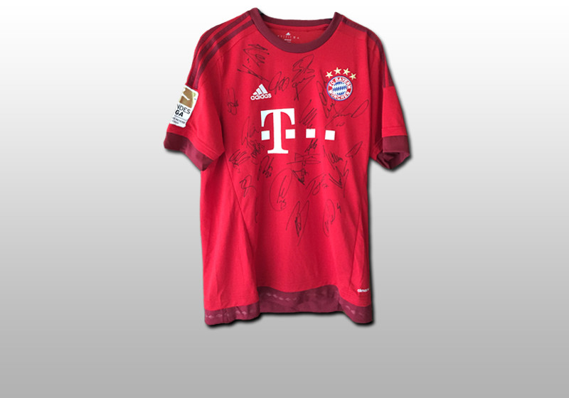  Teamsigniertes FCB-Trikot 