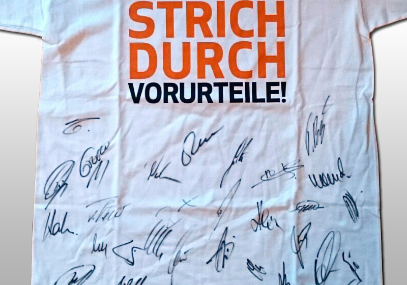  Teamsigniertes VfB Shirt 